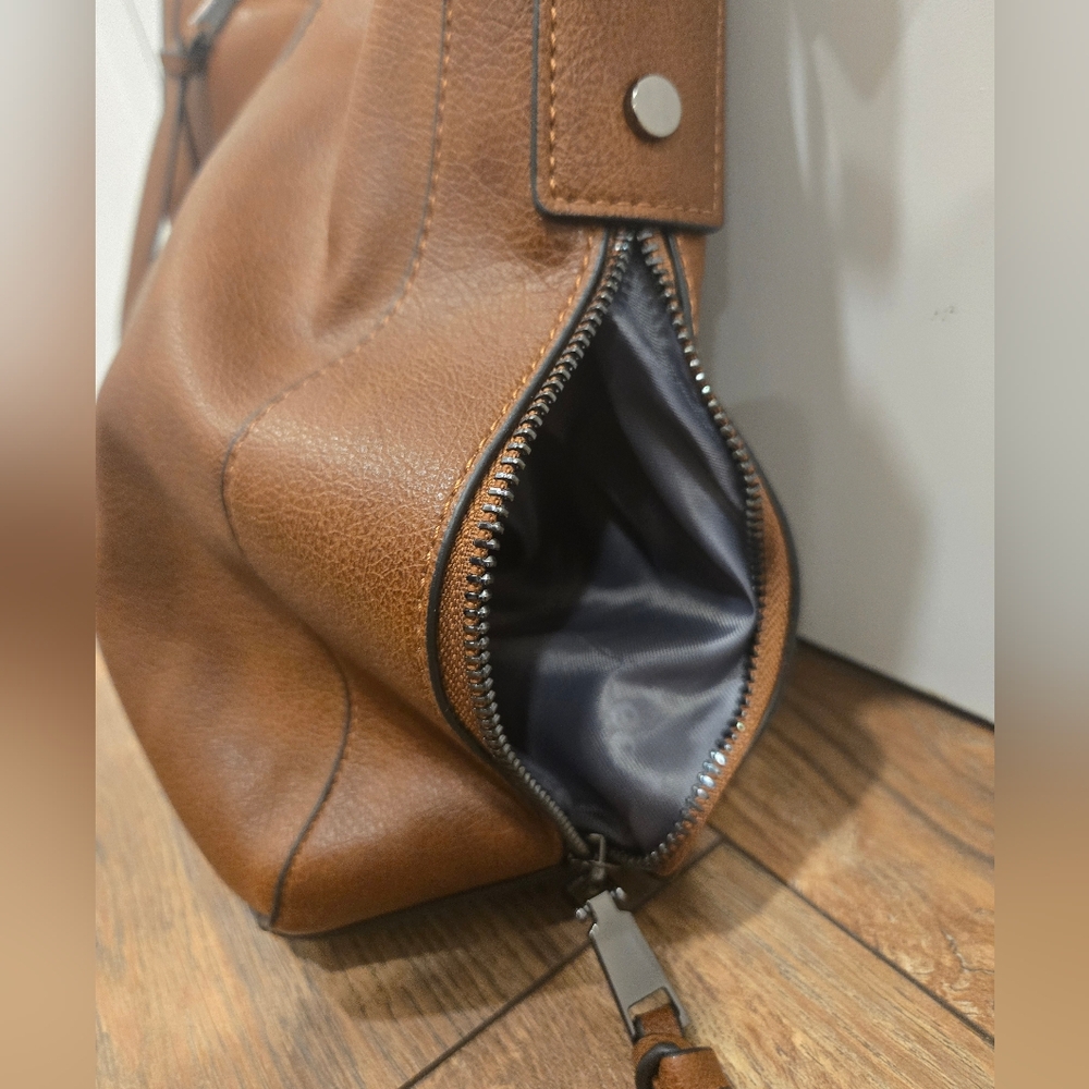 Realer brand Purse - Picture 2 of 6